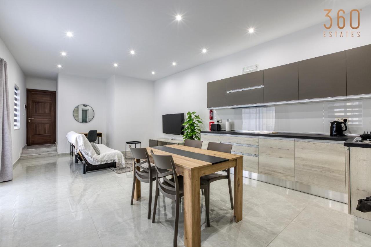 A Lovely 1Br Home With Balcony Just Off The Coast By 360 Estates San Julián Exterior foto