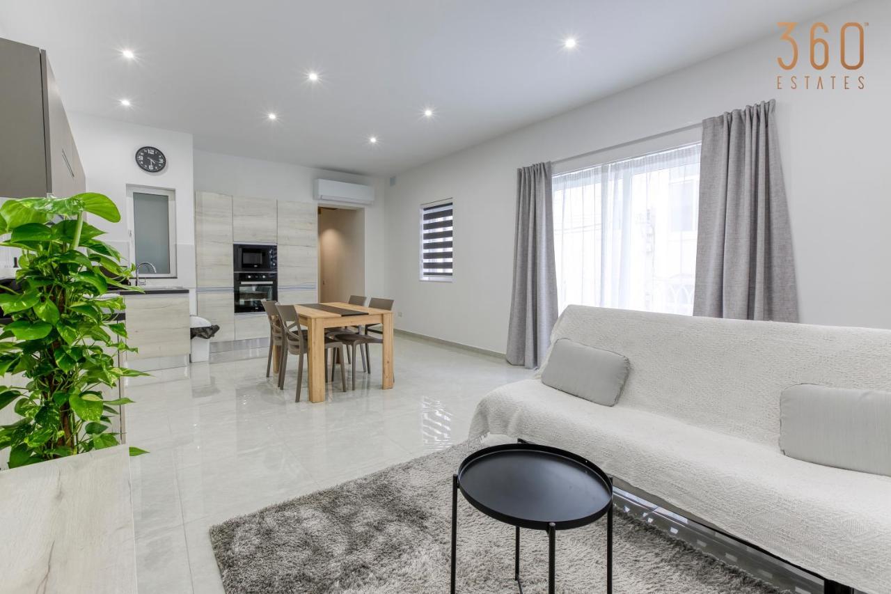 A Lovely 1Br Home With Balcony Just Off The Coast By 360 Estates San Julián Exterior foto
