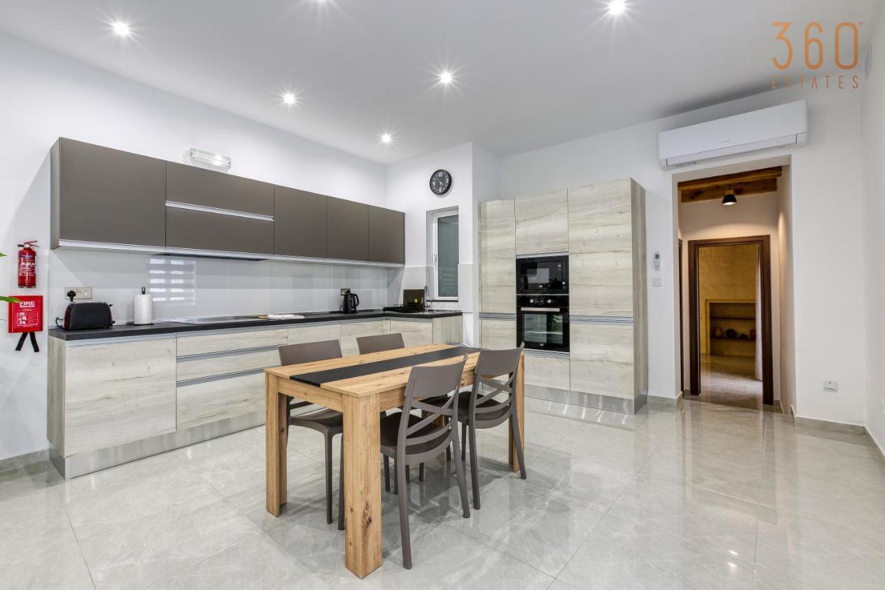 A Lovely 1Br Home With Balcony Just Off The Coast By 360 Estates San Julián Exterior foto