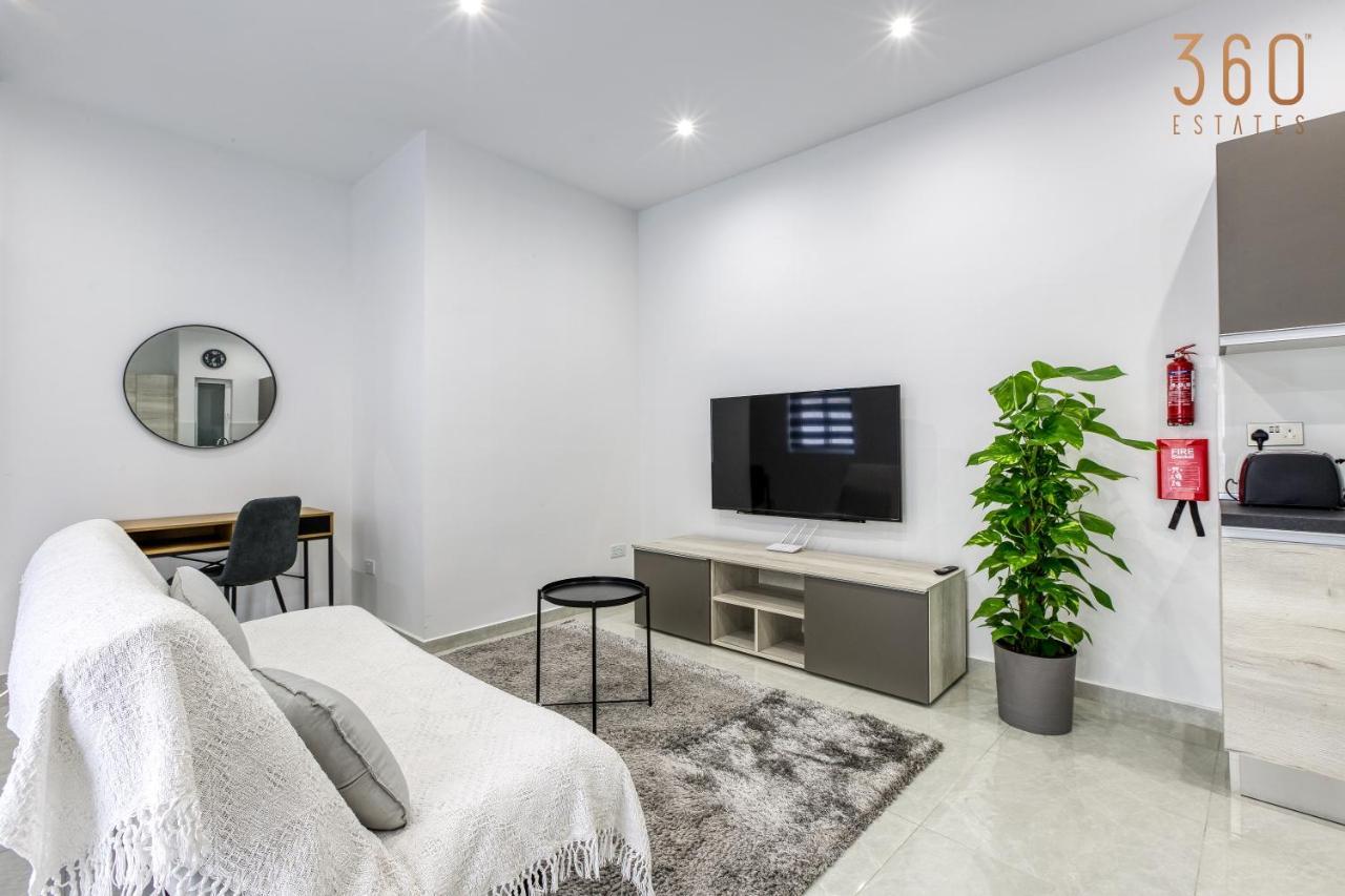 A Lovely 1Br Home With Balcony Just Off The Coast By 360 Estates San Julián Exterior foto