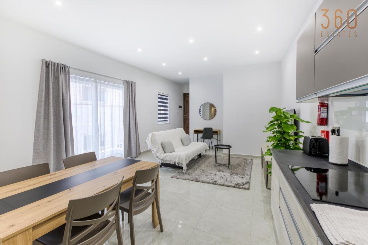 A Lovely 1Br Home With Balcony Just Off The Coast By 360 Estates San Julián Exterior foto